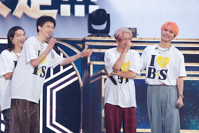 涙を流すFUMIYA（右から2番目）。