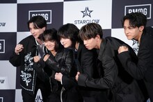 カメラマンのリクエストに応えて個性的なガッツポーズを披露するSTARGLOW。