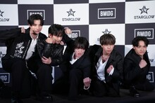 カメラマンのリクエストに応えて個性的なガッツポーズを披露するSTARGLOW。