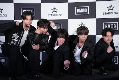 カメラマンのリクエストに応えて個性的なガッツポーズを披露するSTARGLOW。