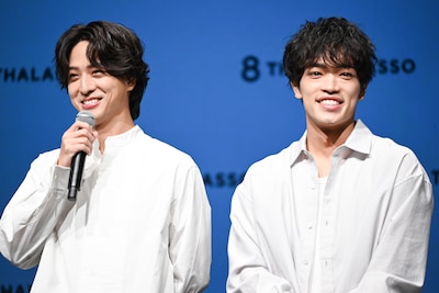 左から寺西拓人、原嘉孝。