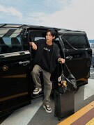 成田空港に登場した目黒蓮。