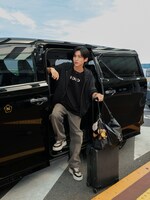 成田空港に登場した目黒蓮。