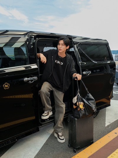 成田空港に登場した目黒蓮。