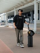 目黒蓮、FENDIを身にまとって成田空港に登場