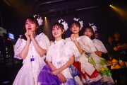 舞台袖でももいろクローバーZのライブを観るTEAM SHACHI。（撮影：笹森健一）