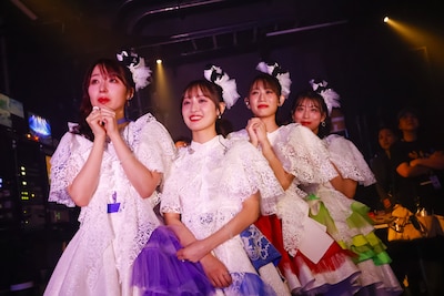 舞台袖でももいろクローバーZのライブを観るTEAM SHACHI。（撮影：笹森健一）