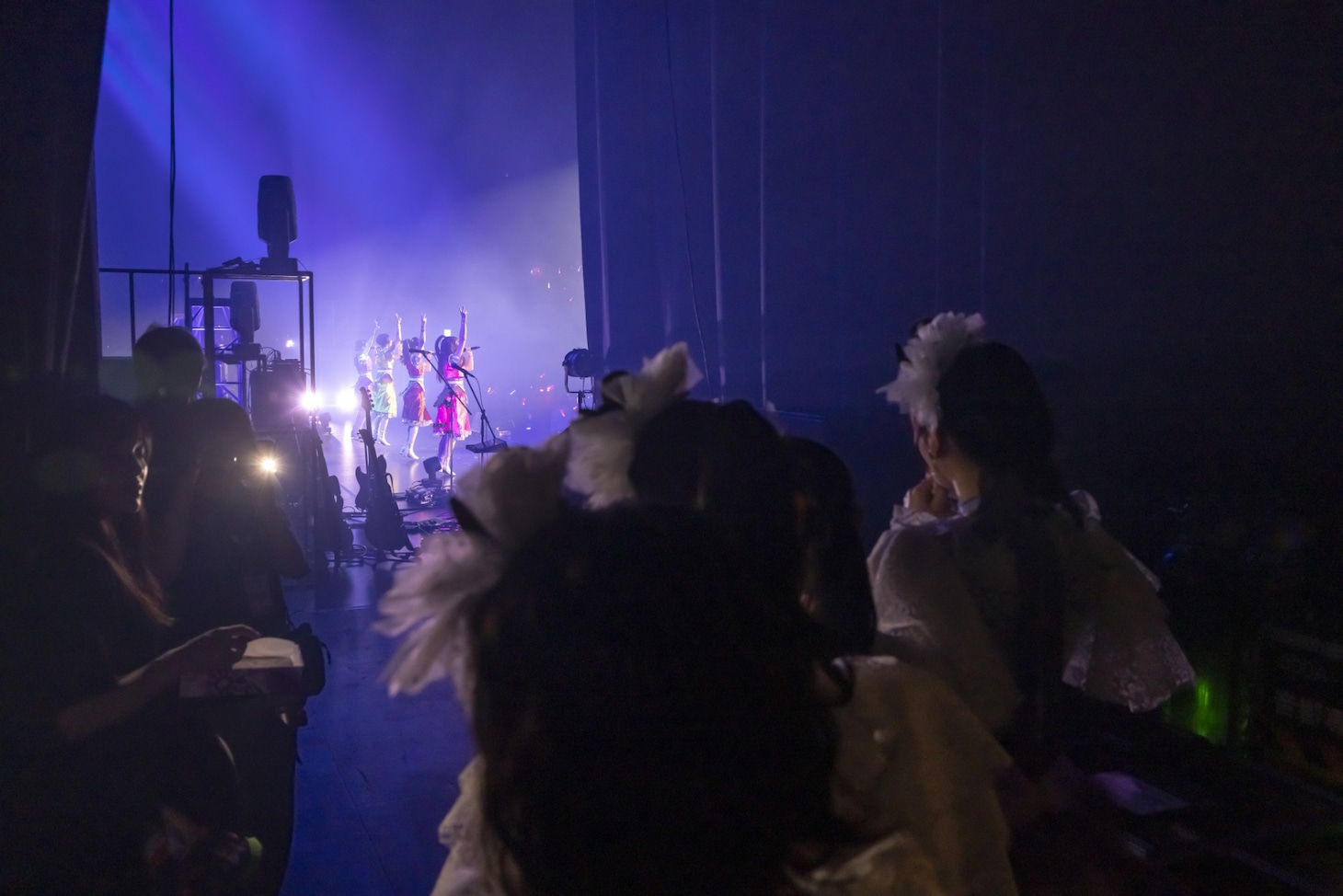 舞台袖でももいろクローバーZのライブを見守るTEAM SHACHI。（撮影：笹森健一）