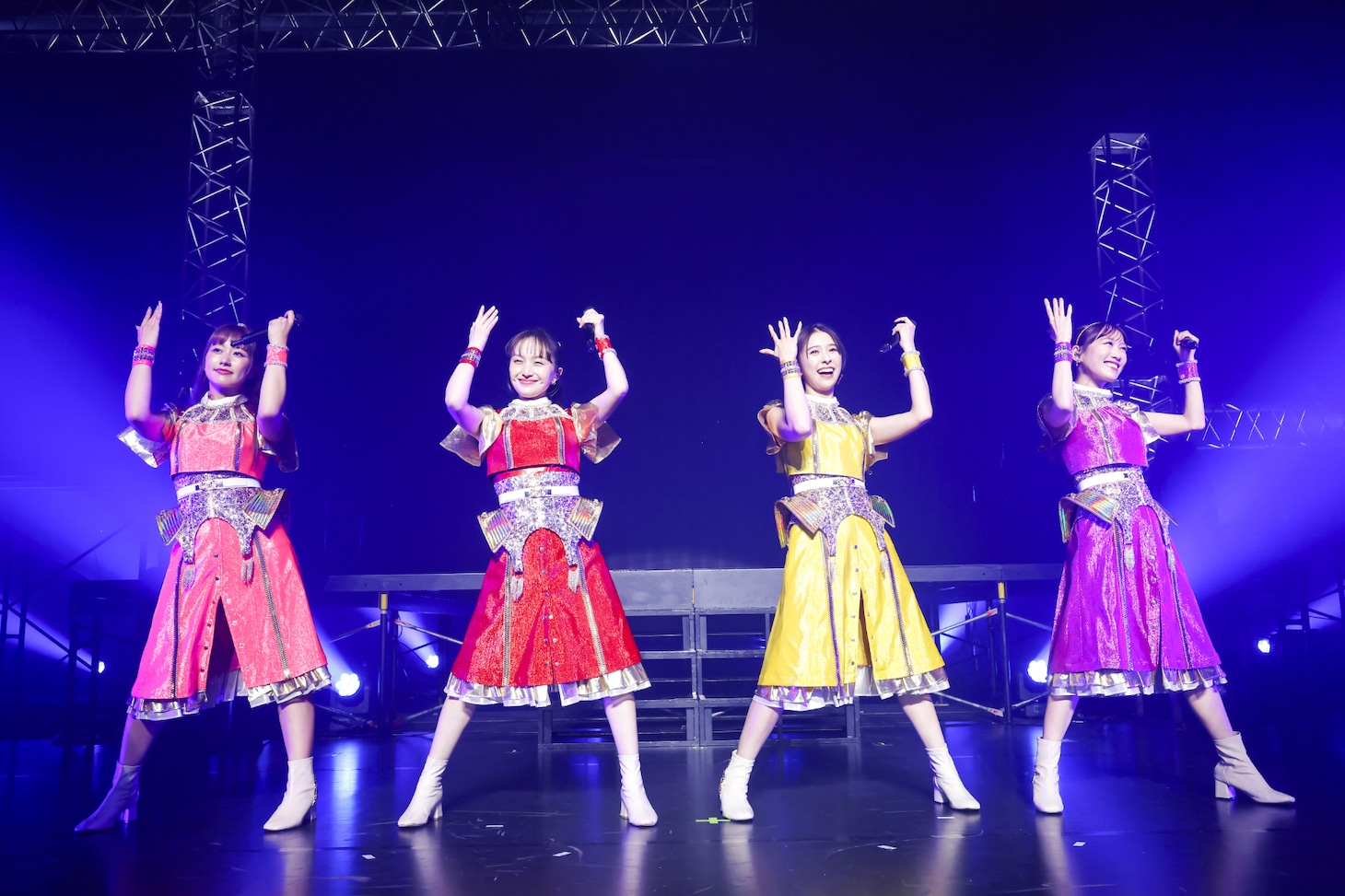 TEAM SHACHI「雨天決行」をカバーするももいろクローバーZ。（撮影：笹森健一）