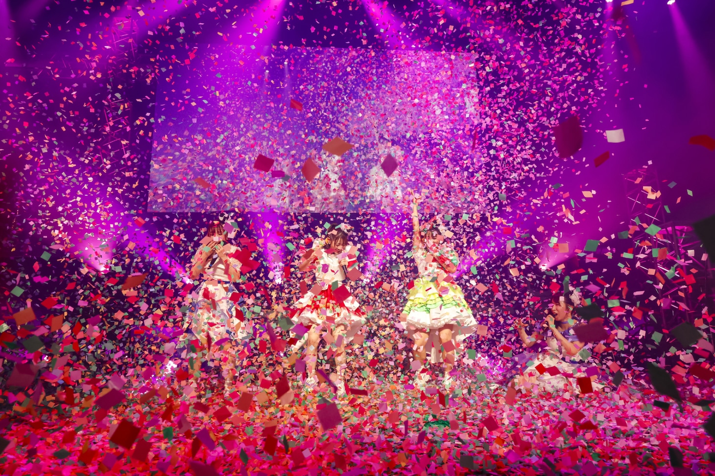 「ROSE FIGHTERS」の冒頭で大量の紙吹雪が降り注いだ様子。（撮影：笹森健一）