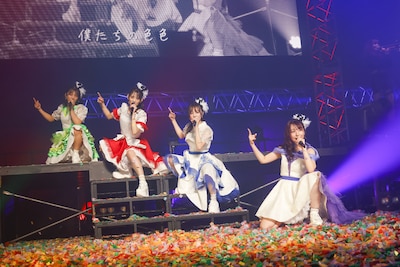 「colors」を披露するTEAM SHACHI。（撮影：笹森健一）