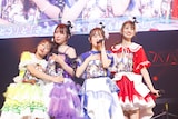 「晴れ晴れ」を歌うTEAM SHACHI。(撮影:笹森健一)