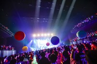 「エンジョイ人生」のパフォーマンスの様子。（撮影：笹森健一）