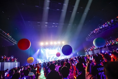 「エンジョイ人生」のパフォーマンスの様子。（撮影：笹森健一）