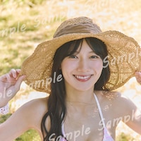 日向坂46河田陽菜が写真集発売記念で生配信、麦わら帽子ではにかむポスター公開