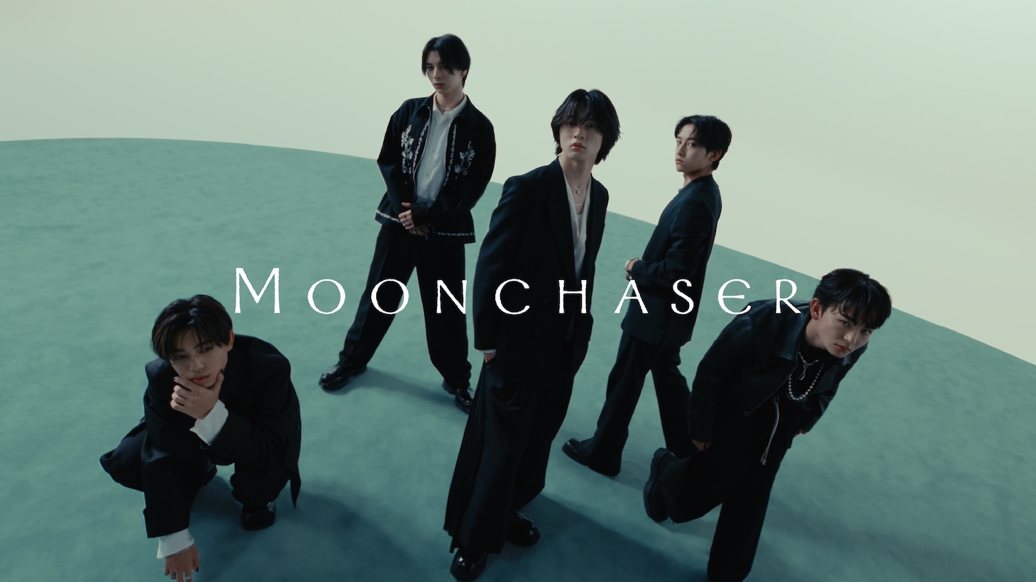 STARGLOW「Moonchaser」ミュージックビデオのサムネイル。
