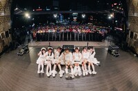 池袋西口公園野外劇場のステージで記念撮影するUtaGe!。