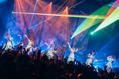 「Devil ANTHEM. ONE MAN LIVE『#でび夏霞演奏会2025』」の様子。（撮影：真島洸）