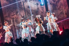 「Devil ANTHEM. ONE MAN LIVE『#でび夏霞演奏会2025』」の様子。（撮影：真島洸）