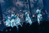 「Devil ANTHEM. ONE MAN LIVE『#でび夏霞演奏会2025』」の様子。（撮影：真島洸）