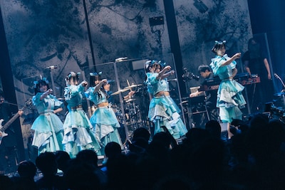 「Devil ANTHEM. ONE MAN LIVE『#でび夏霞演奏会2025』」の様子。（撮影：真島洸）