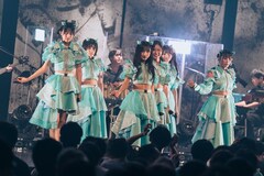 Devil ANTHEM.2度目の全編生演奏ライブ、強靭なアンサンブルと一体になった迫力のステージ
