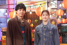 左から松村北斗（SixTONES）、松本若菜。©日本テレビ