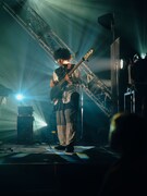 福島智朗（B, Cho）（撮影：Motouchi Daikichi）