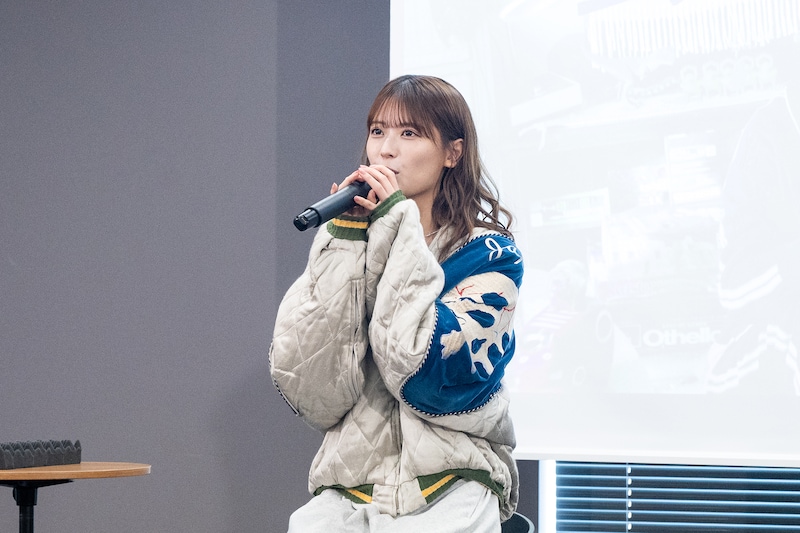 「プロの無職」である先輩を演じた岩本蓮加。