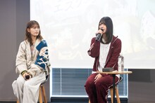 左から岩本蓮加、冨里奈央。