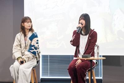 左から岩本蓮加、冨里奈央。