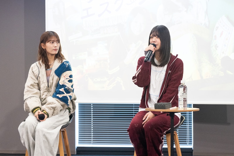 左から岩本蓮加、冨里奈央。