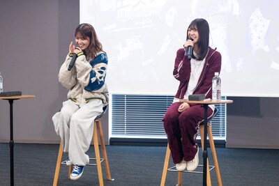 楽しかった撮影を振り返る岩本と冨里。