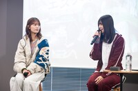 左から岩本蓮加、冨里奈央。