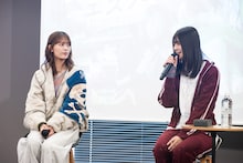 左から岩本蓮加、冨里奈央。