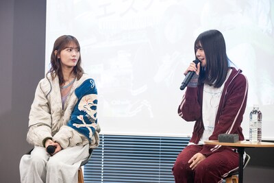 左から岩本蓮加、冨里奈央。