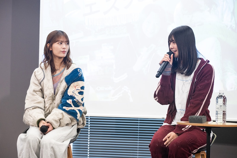 左から岩本蓮加、冨里奈央。