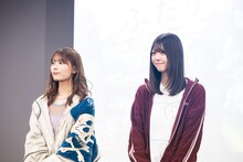 左から岩本蓮加、冨里奈央。