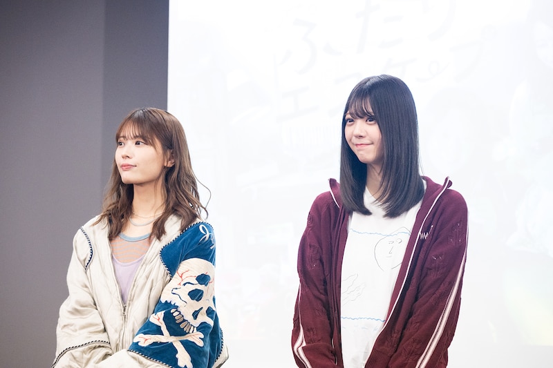 左から岩本蓮加、冨里奈央。