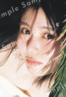 頓知気さきなフォトスタイルブック「また明日！」特典ポストカード（撮影：松岡一哲）