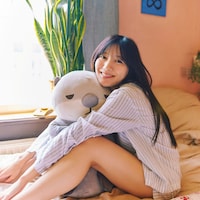 日向坂46河田陽菜、ラッコのぬいぐるみを抱きしめる