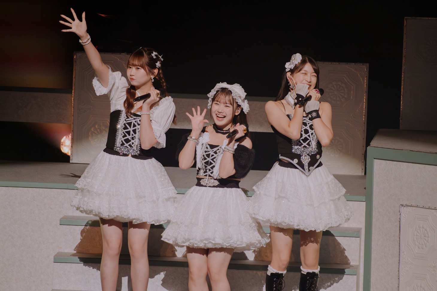 岡村ほまれ、横山玲奈、牧野真莉愛。