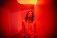 吉井和哉「甘い吐息を震わせて」MVで竹内スグル監督とひさびさタッグ