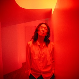 吉井和哉の約4年ぶりソロ曲は井桁弘恵主演ドラマ「そこから先は地獄」主題歌、ジャケット写真は自ら撮影