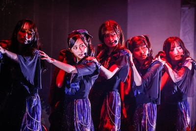 「動く唇」を披露するWHITE SCORPION。