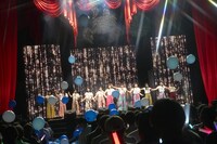 「Beach opening」を披露するWHITE SCORPION。