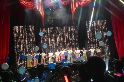 「Beach opening」を披露するWHITE SCORPION。