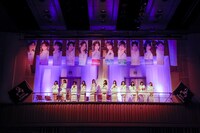 新曲「愁情」を歌唱するWHITE SCORPION。