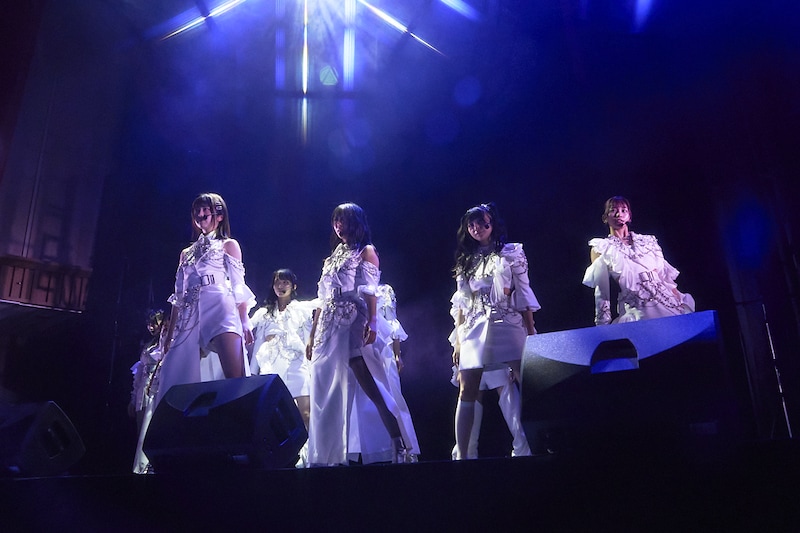 新曲「Corner of my heart」を披露するWHITE SCORPION。