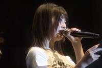 手紙を朗読するHANNA。